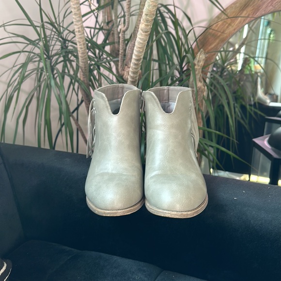 Grey Journey Fringe Booties Size 8 - Picture 5 of 7